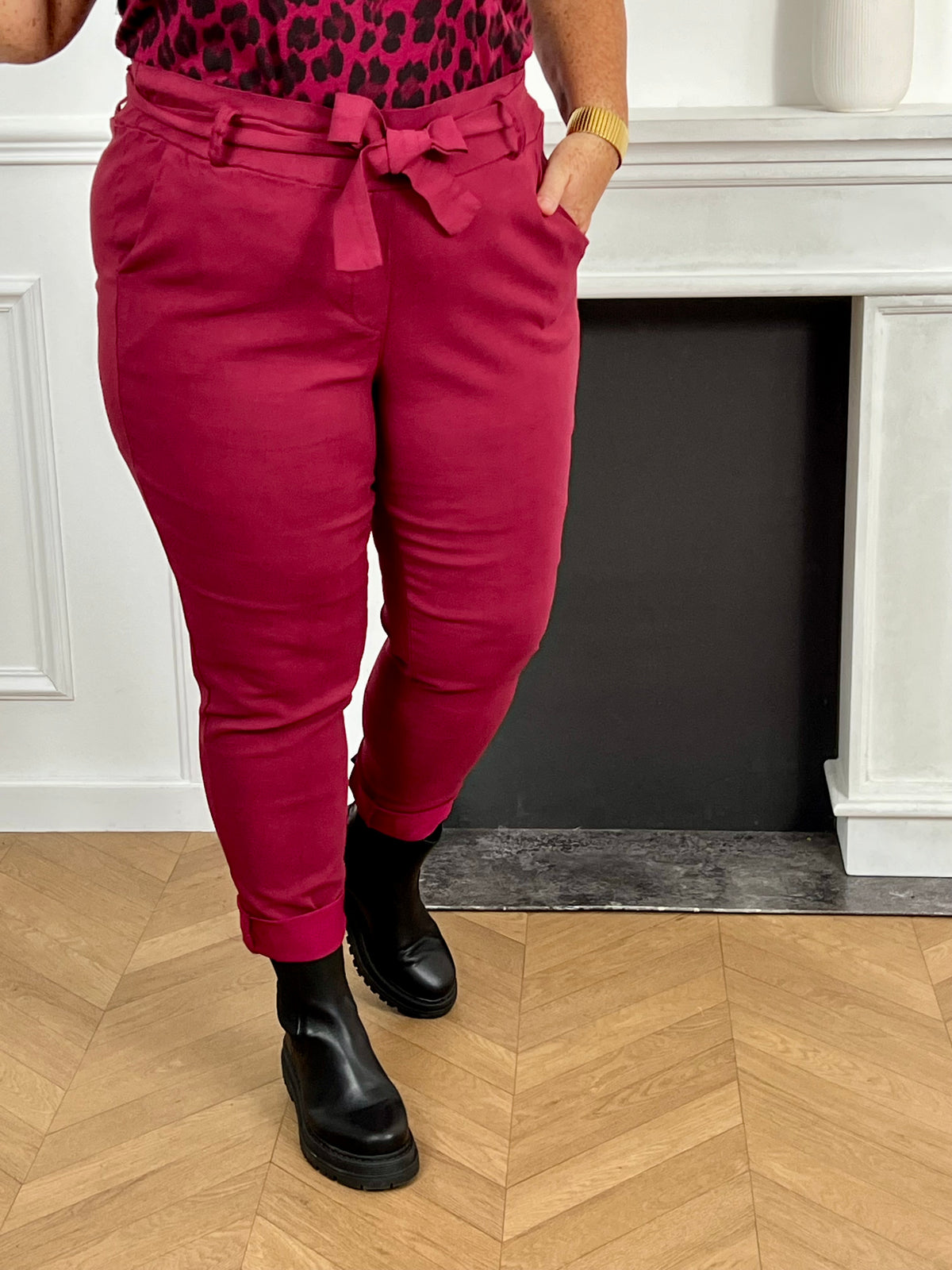 Pantalon bordeaux grande taille à taille haute, élégant et confortable au quotidien. Il dispose de poches latérales, d’un élastique à la taille et d’une ceinture ajustable et amovible pour un ajustement parfait. Une pièce chic et polyvalente, idéale pour sublimer toutes les silhouettes.
