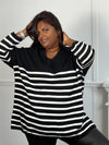 Ce pull noir grande taille Noemie combine confort et style avec ses manches courtes et son col en V flatteur. Son tissu ample offre une coupe décontractée idéale pour toutes les morphologies, tandis que les rayures écrues façon marinière ajoutent une touche élégante et intemporelle.