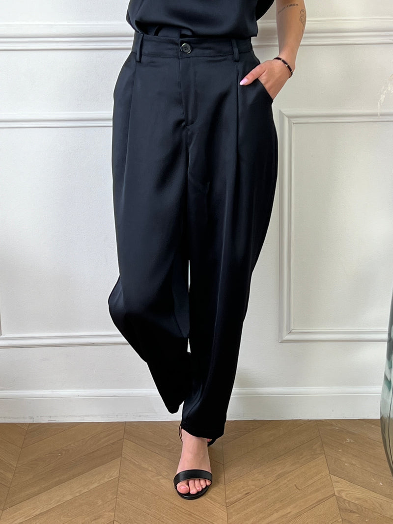 Optez pour l'élégance avec notre pantalon effet satiné noir à coupe droite. Sa texture lisse et brillante apporte une touche de glamour à votre tenue, tandis que sa coupe droite assure un confort optimal et une allure sophistiquée. Parfait pour les occasions formelles ou pour ajouter une note chic à votre quotidien, ce pantalon satiné noir est un incontournable de votre garde-robe.