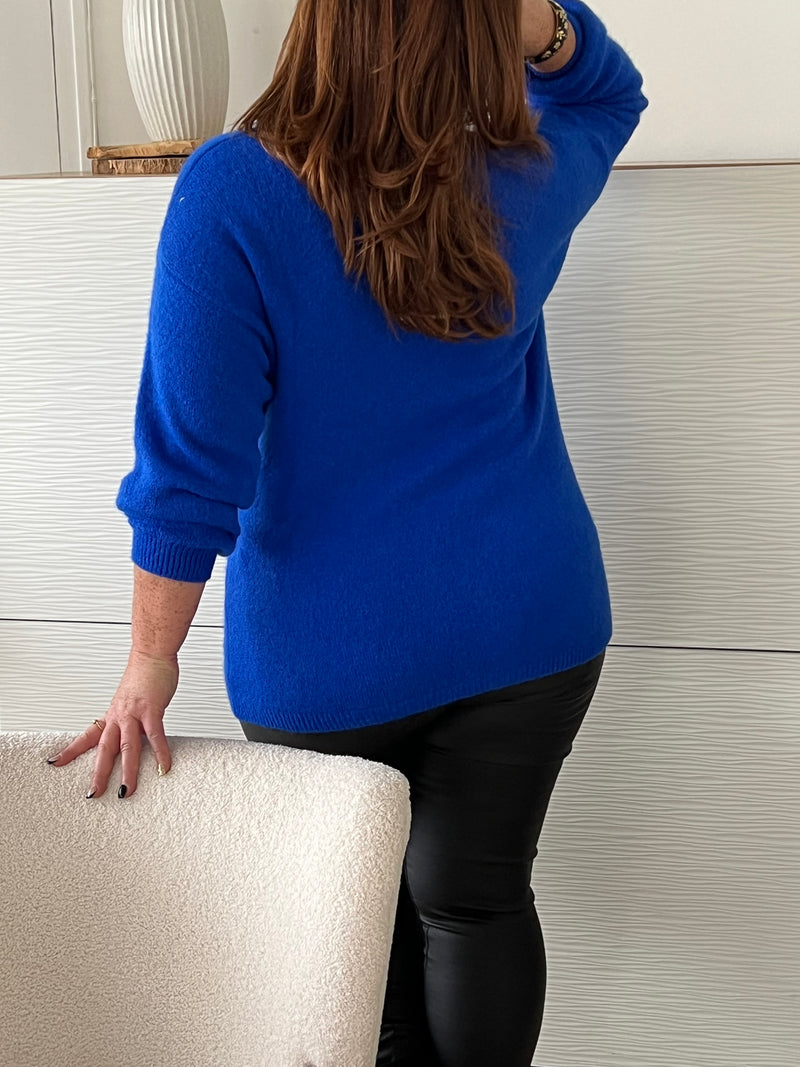 Découvrez le confort et le style avec le Pull bleu roi : Lelio ! Conçu pour les femmes de grande taille, ce pull en couleur bleu roi offre un look tendance et un confort inégalé grâce à sa coupe ample et son col V. Idéal pour les journées fraîches, ses manches longues vous garderont au chaud tout en vous assurant une allure élégante. Ajoutez une touche de couleur à votre garde-robe avec le Pull bleu roi : Lelio !