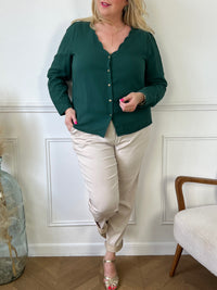 Découvrez notre ravissante chemise verte Curve : Laury en gaze de coton douce et légère. Avec son col V festonné, ses boutons dorés et ses manches longues, elle vous offrira confort et élégance en toutes occasions. Sa couleur vert sapin apportera une touche de fraîcheur à votre tenue.