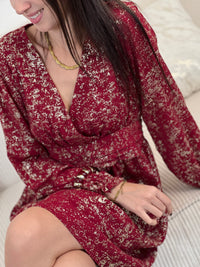 Éclatante et féminine, cette robe courte bordeaux et dorée attire tous les regards. Sa coupe élégante et ses reflets lumineux subliment la silhouette pour un look chic et festif.