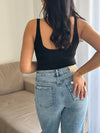 Ce body noir décolleté est parfait pour les femmes. Avec son col en V, il apporte une touche élégante et sensuelle. Le lien qui noue le décolleté ajoute une touche de charme. Sans manches, il est idéal pour les sorties en soirée. Ajoutez un peu de noir à votre garde-robe avec le body Louve !