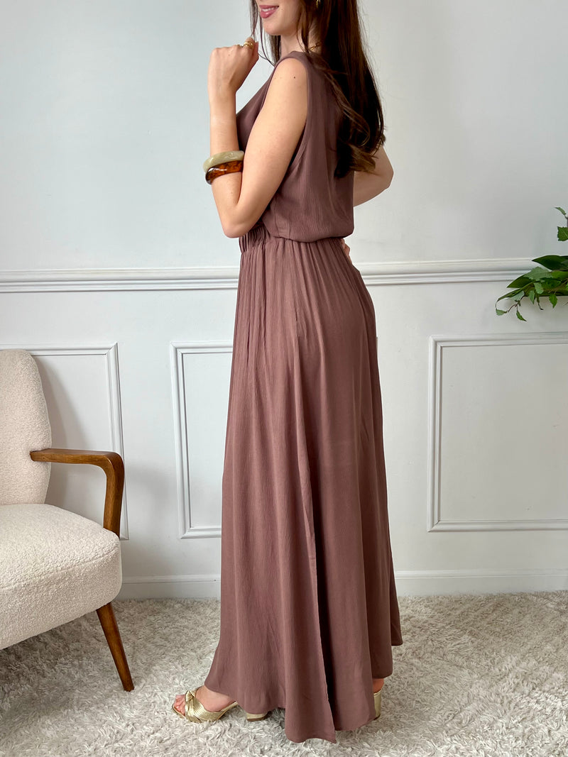 Chic et harmonieux, cet ensemble top et jupe marron mise sur la simplicité raffinée. Sa teinte chaude et naturelle sublime toutes les carnations, tandis que sa coupe coordonnée assure une silhouette féminine et moderne en toute facilité.