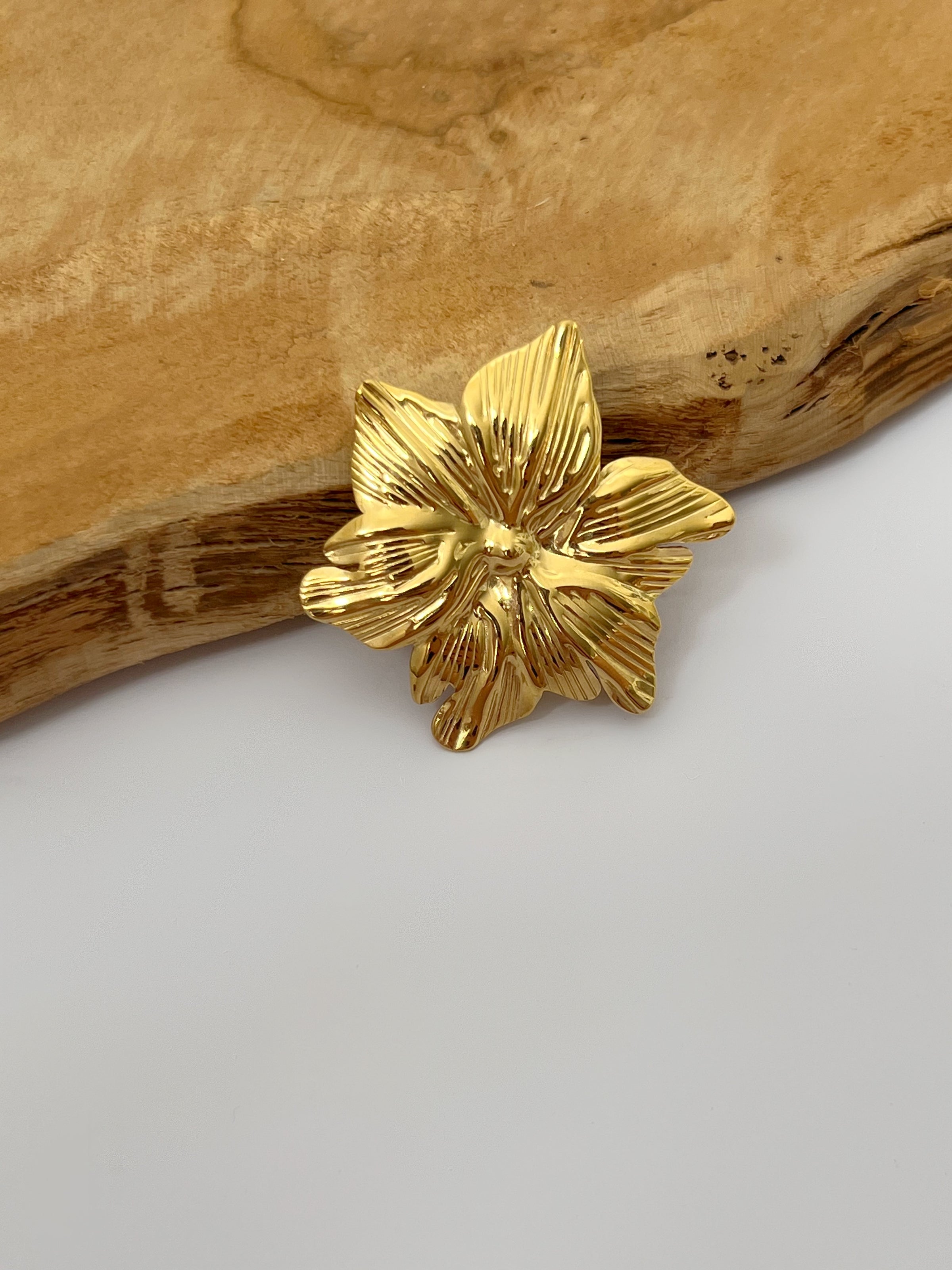 Golden brooch: Flower