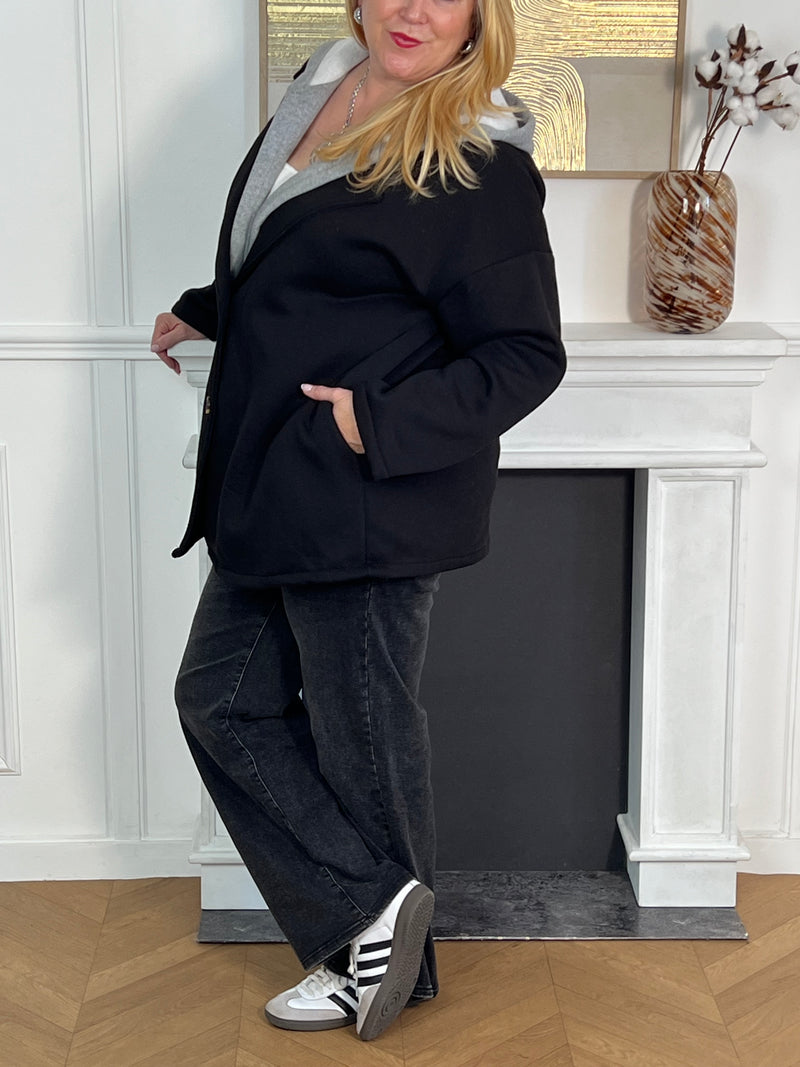 Chic et pratique, ce manteau noir à manches longues séduit par sa capuche amovible effet sweat gris. Une pièce moderne et polyvalente qui offre à la fois chaleur, confort et élégance au quotidien.