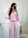 Affichez votre style unique avec la chemise Jolina rose en gaz de coton pour femme ! Avec des manches longues et un col chemise, cette chemise est à la fois chic et décontractée. Cette chemise vous offrira un confort inégalable.