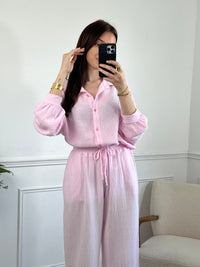 Affichez votre style unique avec la chemise Jolina rose en gaz de coton pour femme ! Avec des manches longues et un col chemise, cette chemise est à la fois chic et décontractée. Cette chemise vous offrira un confort inégalable.