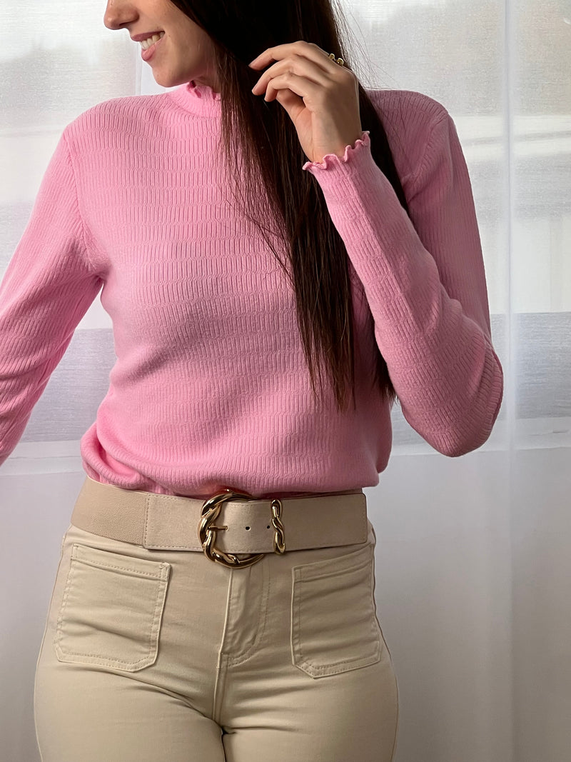 Découvre notre pull fin rose Katie avec ses volants élégants au col et aux manches. Parfait pour ajouter une touche féminine à votre garde-robe et vous tenir au chaud. À porter tendance avec un jean ou pour une occasion spéciale. Trouvez votre style avec ce pull polyvalent.