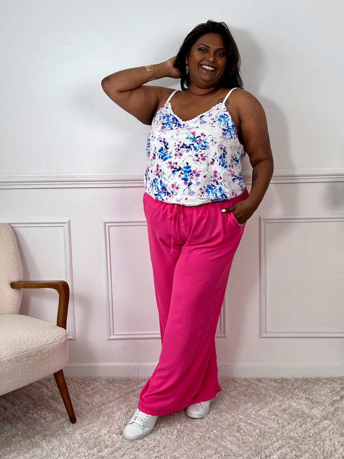 Élégant et confortable, ce top écru Valentina est spécialement conçu pour les silhouettes généreuses. Ses bretelles réglables et sa coupe ample offrent un ajustement parfait, tandis que sa délicate broderie ajourée à motifs floraux en bleu, violet et rose apporte une touche féminine.