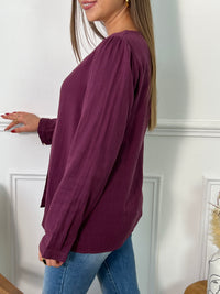 Une chemise à manches longues en gaze de coton violet, parfaite pour allier confort et style. Son col V festonné ajoute une touche délicate et féminine, tandis que la texture légère et douce du tissu assure une sensation agréable sur la peau. Idéale pour créer une tenue élégante tout en restant décontractée, cette chemise se distingue par son charme naturel et son allure intemporelle.