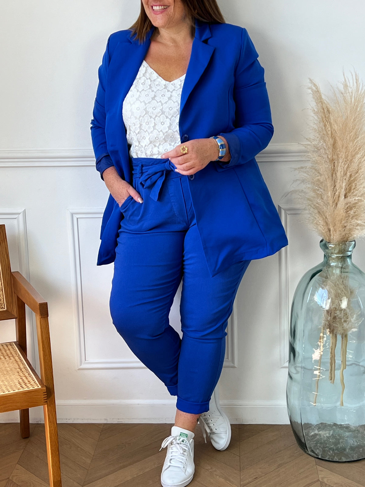 Ce blazer bleu roi grande taille pour femme est un must-have pour toute garde-robe! Fabriqué en Italie, il dispose d'une doublure et de manches longues avec épaulettes pour une silhouette élégante et structurée. Les boutons sur la longueur ajoutent une touche de sophistication et les poches factices à l'avant offrent un supplément de style.