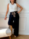 Ce pantalon noir Karoline est un essentiel pour toutes les femmes. Très confortable avec son élastique au dos et ses poches latérales à l'avant, il ajoute une touche de style avec sa ceinture amovible à motifs léopard.