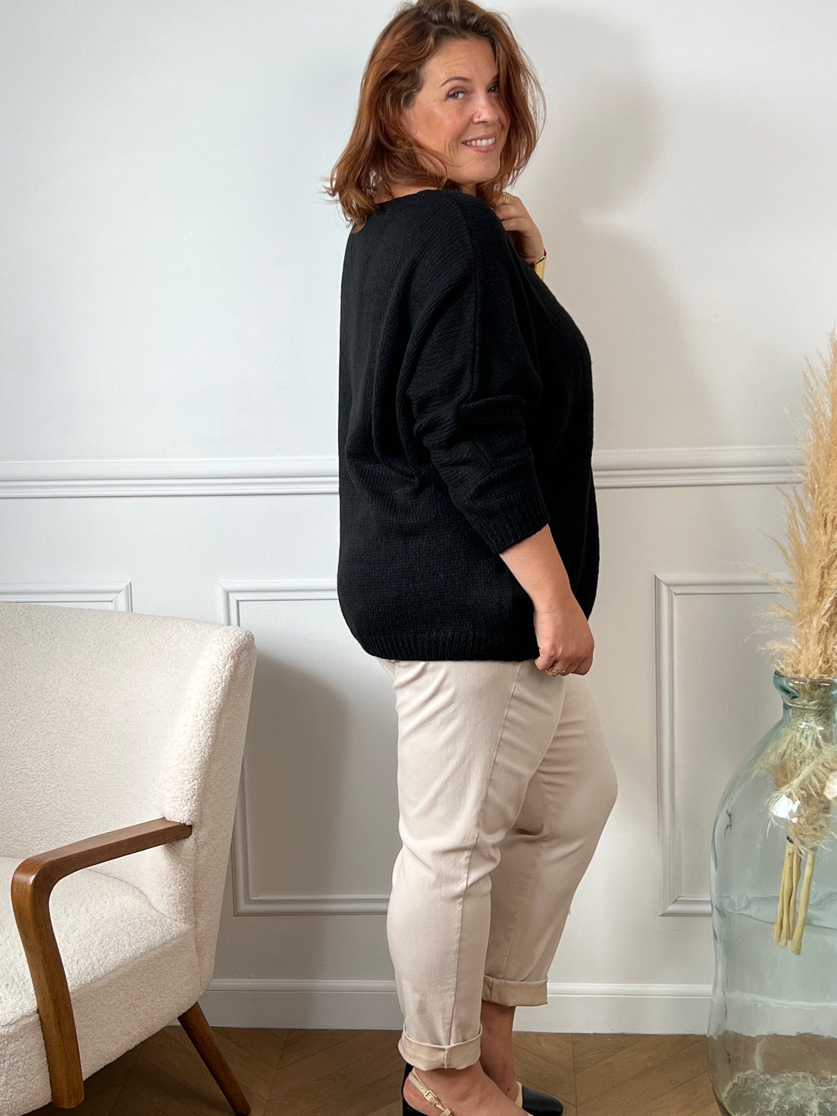 Ce pull grande taille noir Adea allie élégance et confort. Orné d’une étoile délicatement mise en valeur par des strass sur le devant, il apporte une touche lumineuse à votre tenue.&nbsp;