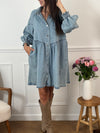 Robe en jean bleu clair Anita, courte et confortable. Manches longues avec élastique aux poignets, col chemise, boutons en forme de cœur et deux poches latérales. Coupe ample pour plus de liberté.