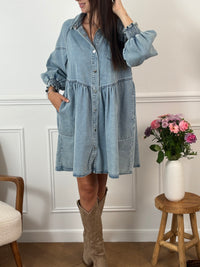 Robe en jean bleu clair Anita, courte et confortable. Manches longues avec élastique aux poignets, col chemise, boutons en forme de cœur et deux poches latérales. Coupe ample pour plus de liberté.