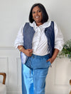 La veste bleue Isaure est un choix idéal pour ajouter une touche de style à votre garde-robe. Avec son lien de serrage sur le devant et son effet texturé, cette veste sans manches allie confort et élégance.&nbsp;