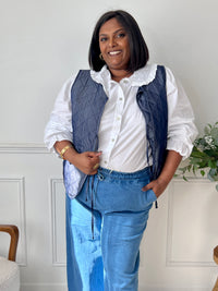 La veste bleue Isaure est un choix idéal pour ajouter une touche de style à votre garde-robe. Avec son lien de serrage sur le devant et son effet texturé, cette veste sans manches allie confort et élégance.&nbsp;