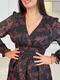 Féminine et séduisante, cette robe courte noire et rouge au col cache-cœur sublime la silhouette avec élégance. Sa coupe fluide et son contraste de couleurs en font une pièce à la fois chic et intemporelle.