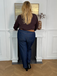 Le jean basique bleu incarne l'essence intemporelle du style décontracté. Avec sa coupe simple, il devient le compagnon fidèle et basique de toute garde-robe. Confortable, durable et toujours à la mode.