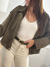 Cette veste courte style bombers se décline dans une teinte kaki chaleureuse et tendance. Avec sa coupe moderne et son esprit casual-chic, elle apporte une touche de caractère à toutes vos tenues. Légère et polyvalente, elle se porte aussi bien au quotidien que pour compléter un look plus travaillé.