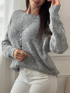 Ce pull gris à manches longues, modèle Elvie, se distingue par ses trois nœuds élégants ornés de détails en strass sur le devant. Confortable et raffiné, il apporte une touche délicate et féminine à vos tenues quotidiennes tout en restant facile à porter.