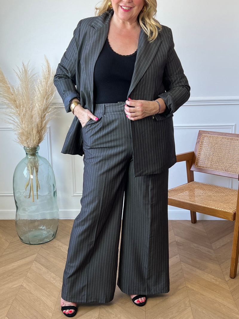 Découvrez notre pantalon tailleur grande taille élégant "Edana" ! Avec sa taille haute et sa coupe élégante, il flatte toute silhouette. Les rayures et la taille élastique au dos ajoutent une touche de confort et de style.