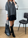 Un gilet effet poncho gris, offrant une silhouette fluide et décontractée. Sa coupe ample et ses lignes minimalistes en font une pièce facile à porter, idéale pour superposer et ajouter une touche de style décontracté à vos tenues.