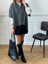 Un gilet effet poncho gris, offrant une silhouette fluide et décontractée. Sa coupe ample et ses lignes minimalistes en font une pièce facile à porter, idéale pour superposer et ajouter une touche de style décontracté à vos tenues.