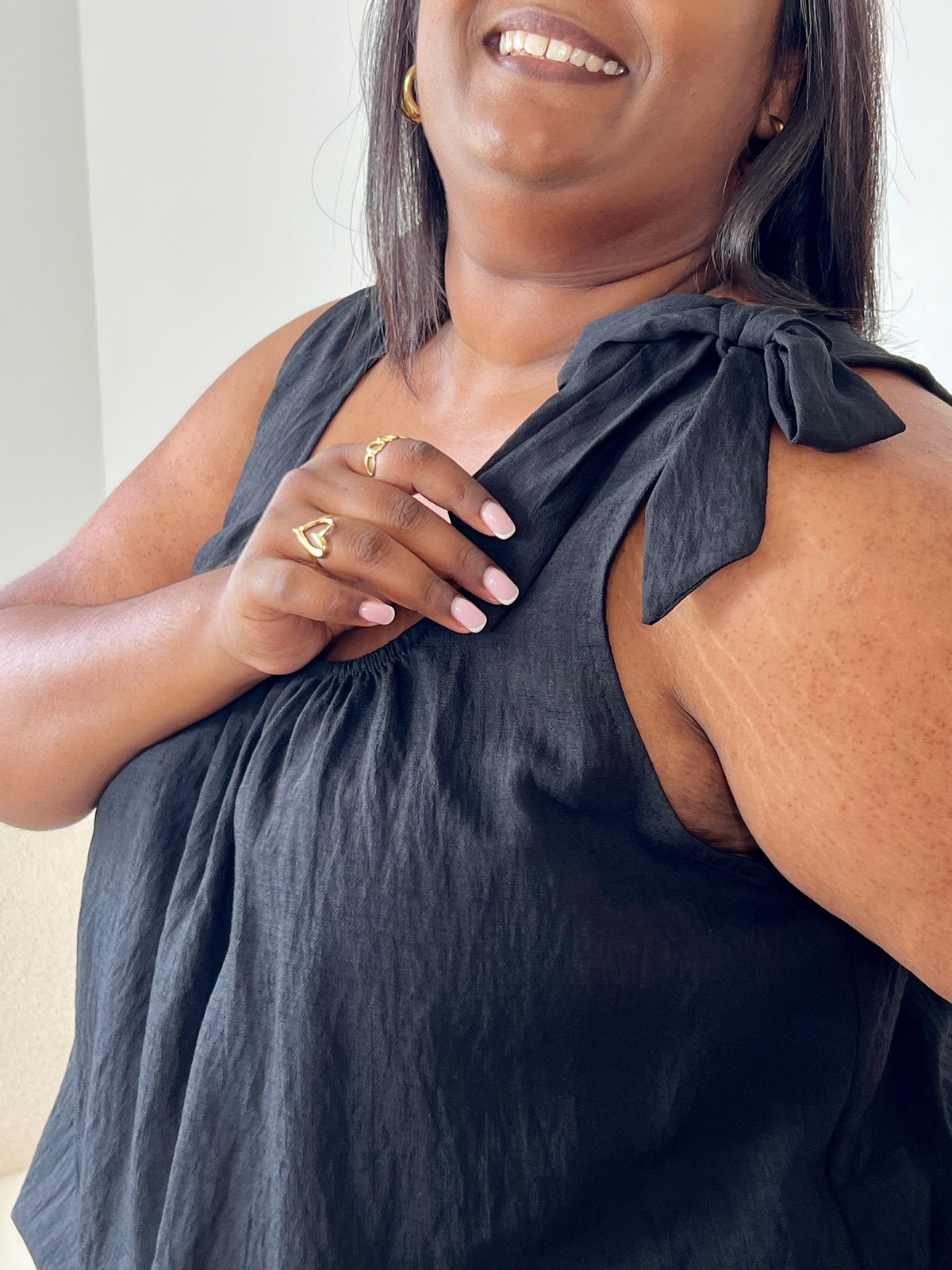Adoptez un look élégant et confortable avec ce top noir grande taille. Ses bretelles non réglables sont agrémentées d’un détail nœud au niveau des épaules, apportant une touche féminine et raffinée. Sa couleur noire intemporelle en fait une pièce facile à associer à vos tenues du quotidien comme aux looks habillés