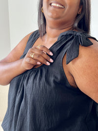 Adoptez un look élégant et confortable avec ce top noir grande taille. Ses bretelles non réglables sont agrémentées d’un détail nœud au niveau des épaules, apportant une touche féminine et raffinée. Sa couleur noire intemporelle en fait une pièce facile à associer à vos tenues du quotidien comme aux looks habillés