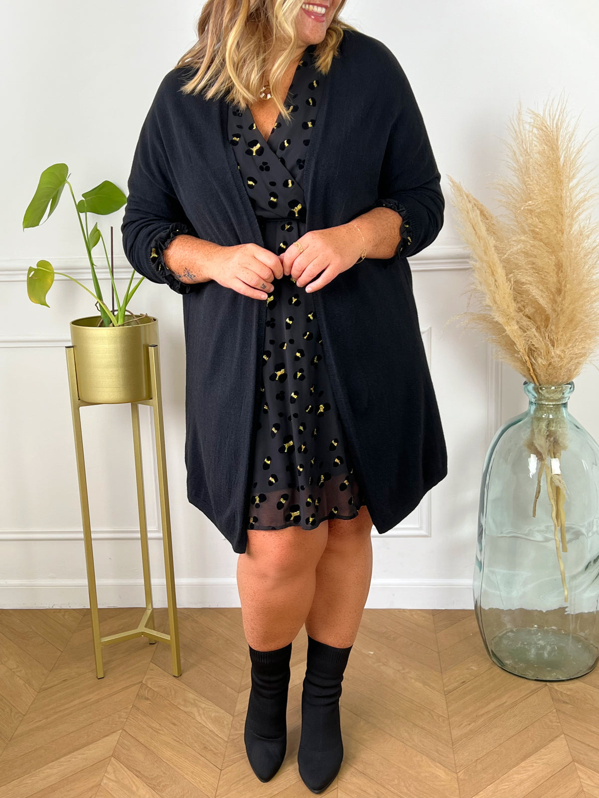 Gilet long noir grande taille femme Gilet manches longues Couleur : noir Composition : 50% Viscose, 28% Polyester, 22% Polyamide Made in Italie
