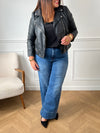 Découvrez le jean super wide leg Elvera, conçu pour allier confort et style. Avec ses deux poches à l'avant et à l'arrière, il offre praticité au quotidien. Sa fermeture à boutons et ses passants pour ceinture assurent un ajustement parfait, mettant en valeur votre silhouette tout en vous laissant libre de vos mouvements.&nbsp;