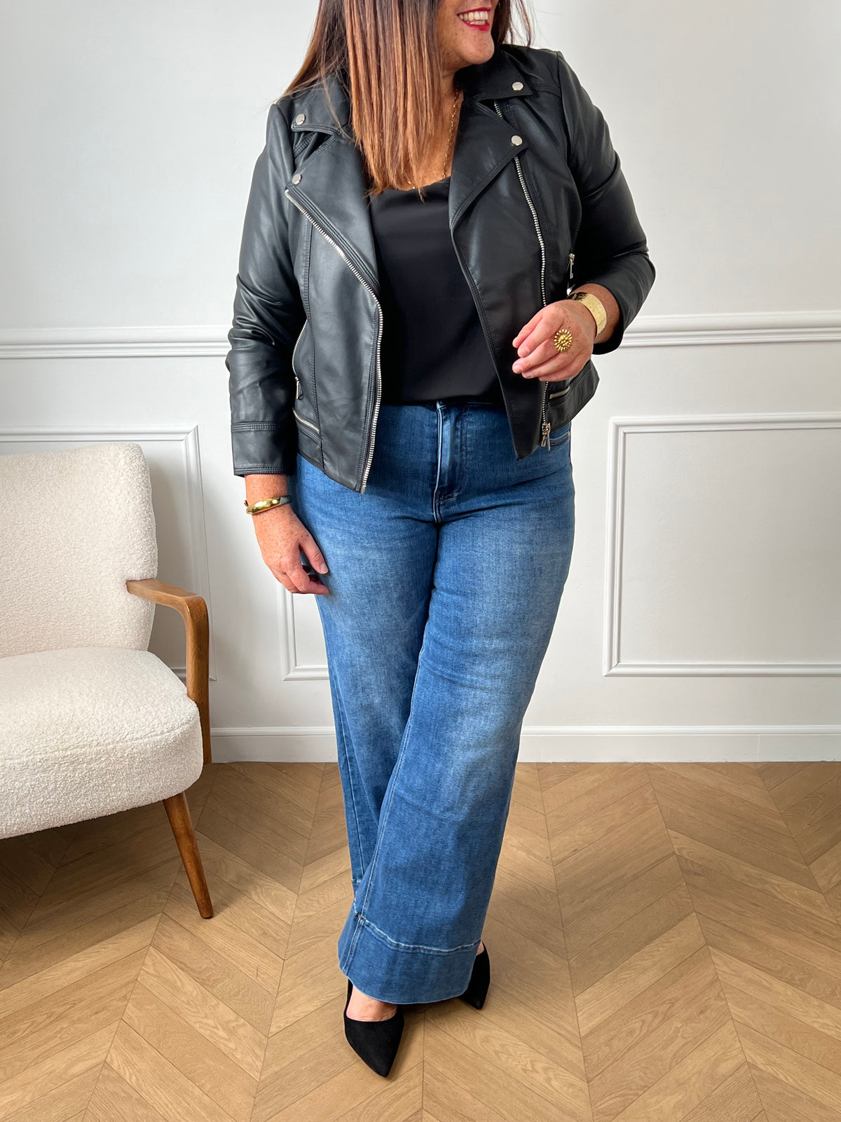 Découvrez le jean super wide leg Elvera, conçu pour allier confort et style. Avec ses deux poches à l'avant et à l'arrière, il offre praticité au quotidien. Sa fermeture à boutons et ses passants pour ceinture assurent un ajustement parfait, mettant en valeur votre silhouette tout en vous laissant libre de vos mouvements.&nbsp;