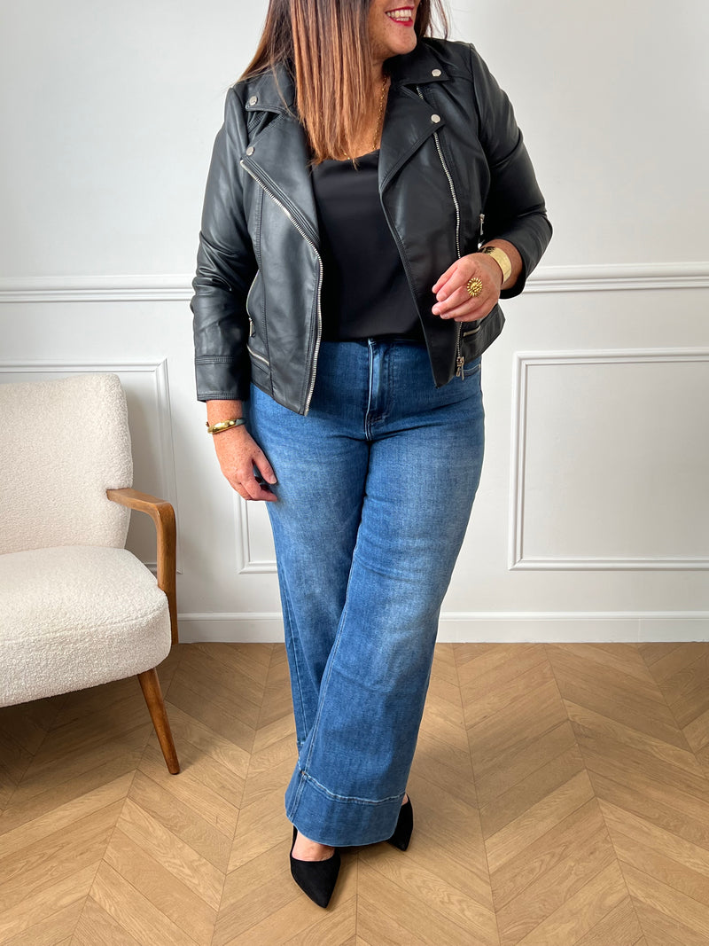 Découvrez le jean super wide leg Elvera, conçu pour allier confort et style. Avec ses deux poches à l'avant et à l'arrière, il offre praticité au quotidien. Sa fermeture à boutons et ses passants pour ceinture assurent un ajustement parfait, mettant en valeur votre silhouette tout en vous laissant libre de vos mouvements.&nbsp;