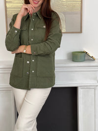 Offrez-vous le confort et l'élégance avec notre Veste Zao&nbsp;kaki pour femme. Avec son effet matelassé et ses manches longues, cette veste vous gardera au chaud tout en vous donnant un look stylé.&nbsp;