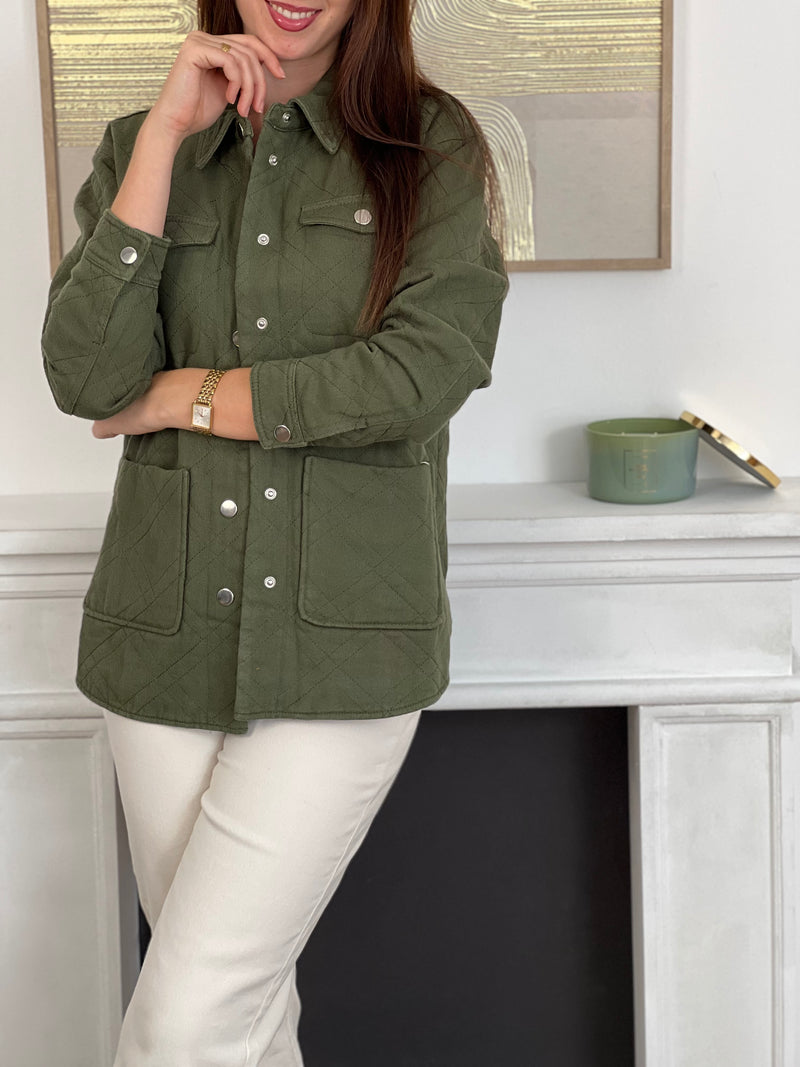 Offrez-vous le confort et l'élégance avec notre Veste Zao&nbsp;kaki pour femme. Avec son effet matelassé et ses manches longues, cette veste vous gardera au chaud tout en vous donnant un look stylé.&nbsp;