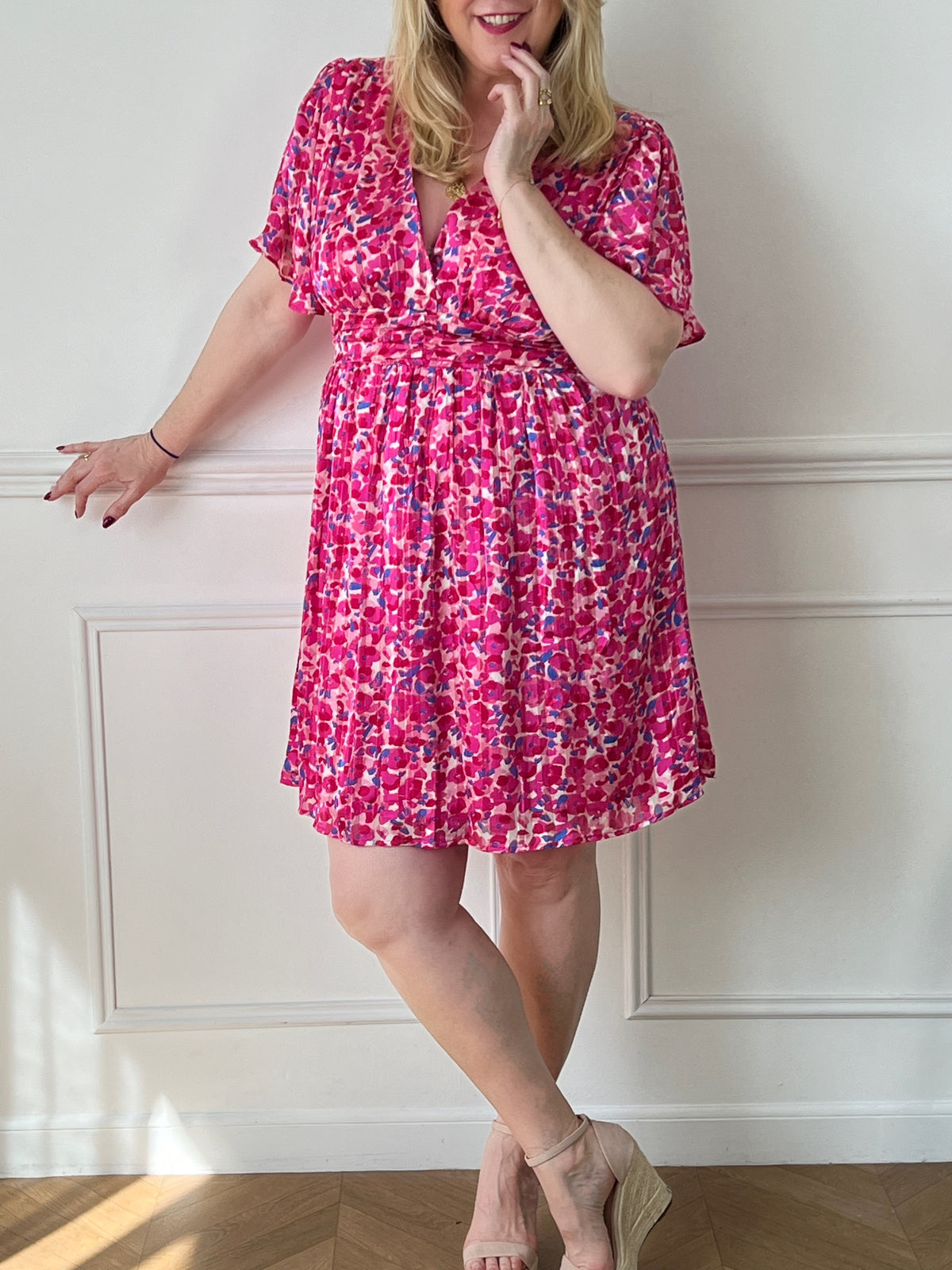 Découvrez notre robe courte rose à motifs Curve: Heidi. Avec une taille élastique au dos, cette robe vous offrira un confort ultime tout en étant élégante. Soyez tendance avec cette robe parfaite pour toutes occasions.