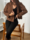 Veste Athenais, coupe courte et droite avec manches longues et col à revers. Doublée pour plus de confort, sans poches. Fermeture par boutons. Élégante en marron, elle allie simplicité et fonctionnalité.