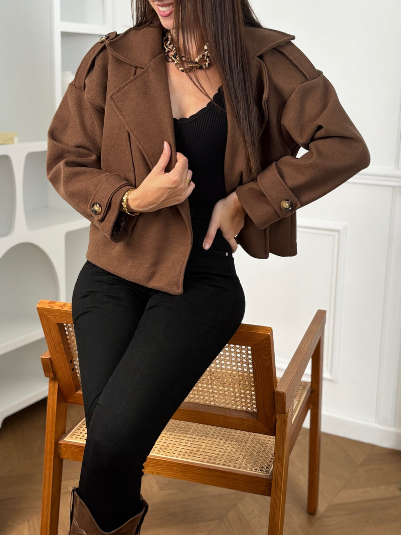 Veste Athenais, coupe courte et droite avec manches longues et col à revers. Doublée pour plus de confort, sans poches. Fermeture par boutons. Élégante en marron, elle allie simplicité et fonctionnalité.