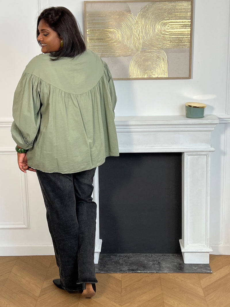 Cette chemise kaki manches longues Angelina est à la fois élégante et pleine d'esprit. Parfaite pour ajouter une touche de fantaisie à votre tenue avec ses boutons et broderies uniques sur le devant et aux manches.