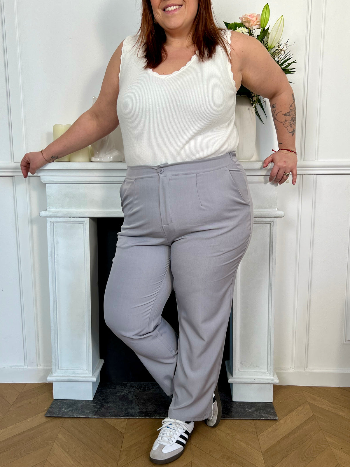 Complétez votre style avec le pantalon gris ample Alize pour femme. Sa coupe droite ample et son élastique au dos assurent un ajustement confortable, tandis que les 2 poches à l'avant ajoutent une touche pratique. Associez-le avec le blazer pour un ensemble parfaitement assorti.