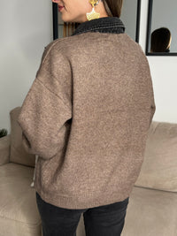 Alliez confort et élégance avec ce pull manches longues taupe, doté d’un col chemise effet jean gris. Son léger col V et sa coupe féminine en font un choix parfait pour le quotidien. Un basique chic à avoir dans sa garde-robe !