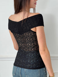 Ce magnifique top noir en dentelle Sixtine est l'ultime pièce à ajouter à votre garde-robe cet été. Sans manches et légèrement élastique, il offre un confort optimal tout en ajoutant une touche de féminité grâce à son col bateau.&nbsp;