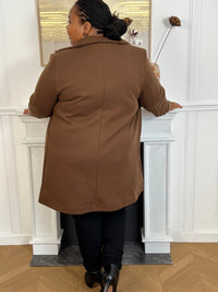 Élégant et raffiné, ce manteau mi-long marron séduit par ses détails sophistiqués. Ses manches à revers dévoilent un intérieur léopard chic et audacieux, offrant une touche de caractère subtile. Les boutons dorés amovibles, délicatement travaillés, viennent parfaire l’ensemble avec une note précieuse et intemporelle.