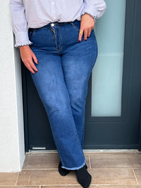 Découvrez la liberté de style avec notre jean bleu Curve : Luka! Conçu pour les femmes grandes tailles, ce jean à coupe droite flatte votre silhouette avec une taille haute et une coupe évasée sur le bas. Les boutons et passants de ceinture ajoutent une touche pratique et tendance.