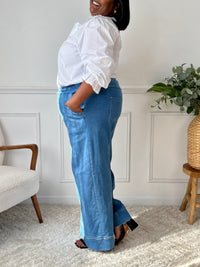 Révélez votre élégance avec le pantalon bleu Eline grande taille ! Sa coupe droite et taille haute flatte votre silhouette. Pratique avec ses poches avant et arrière, il s'ajuste parfaitement avec son élastique et ses liens de serrage.