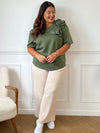 Tee-shirt kaki grande taille pour femme, ce tee-shirt à manches courtes est doté d’un col rond et d’un nœud sur le devant pour une touche féminine. Confectionné dans une matière épaisse pour un tombé structuré. Couleur kaki, idéale pour la mi-saison.