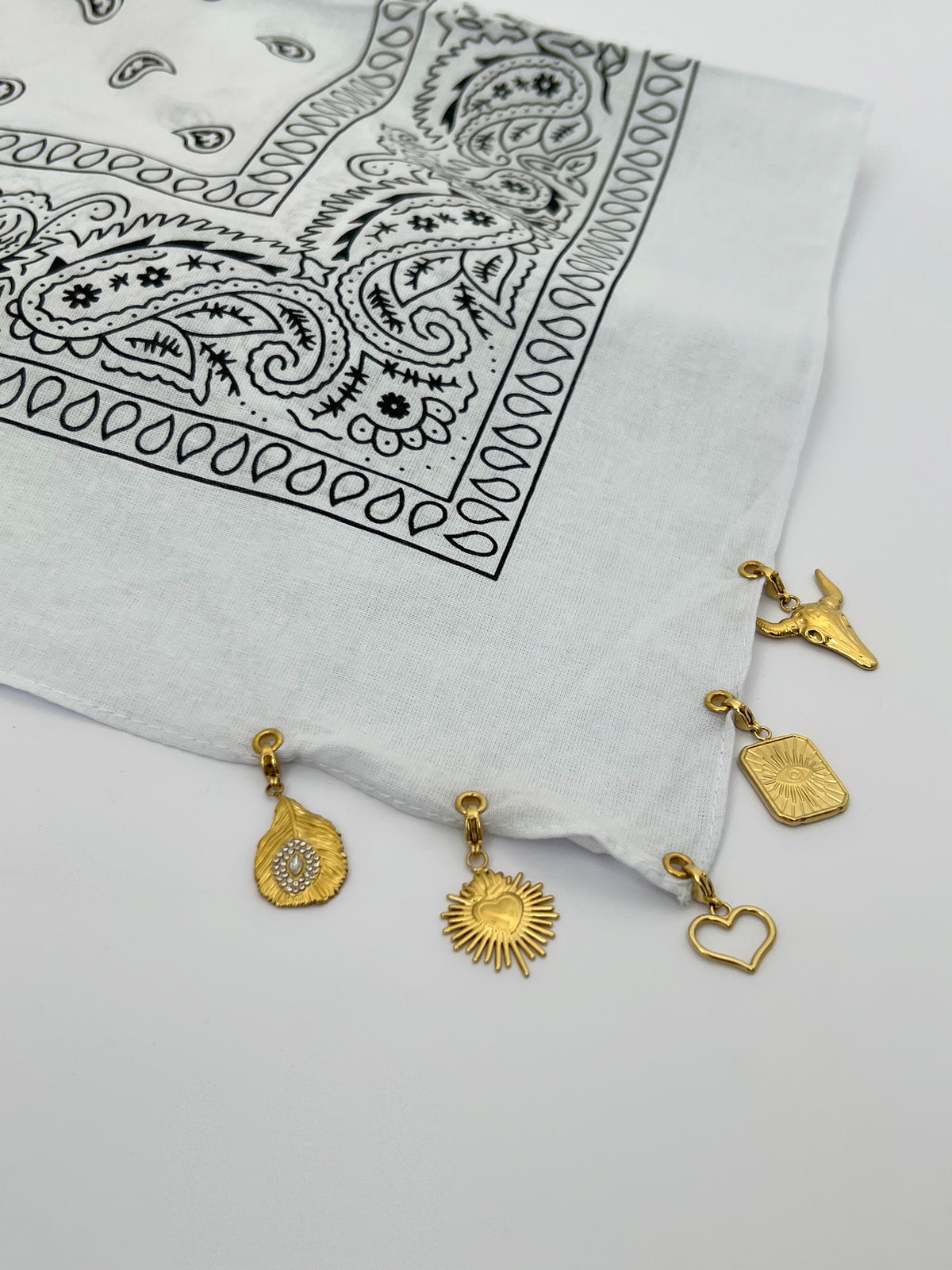 White charm scarf: Chamy