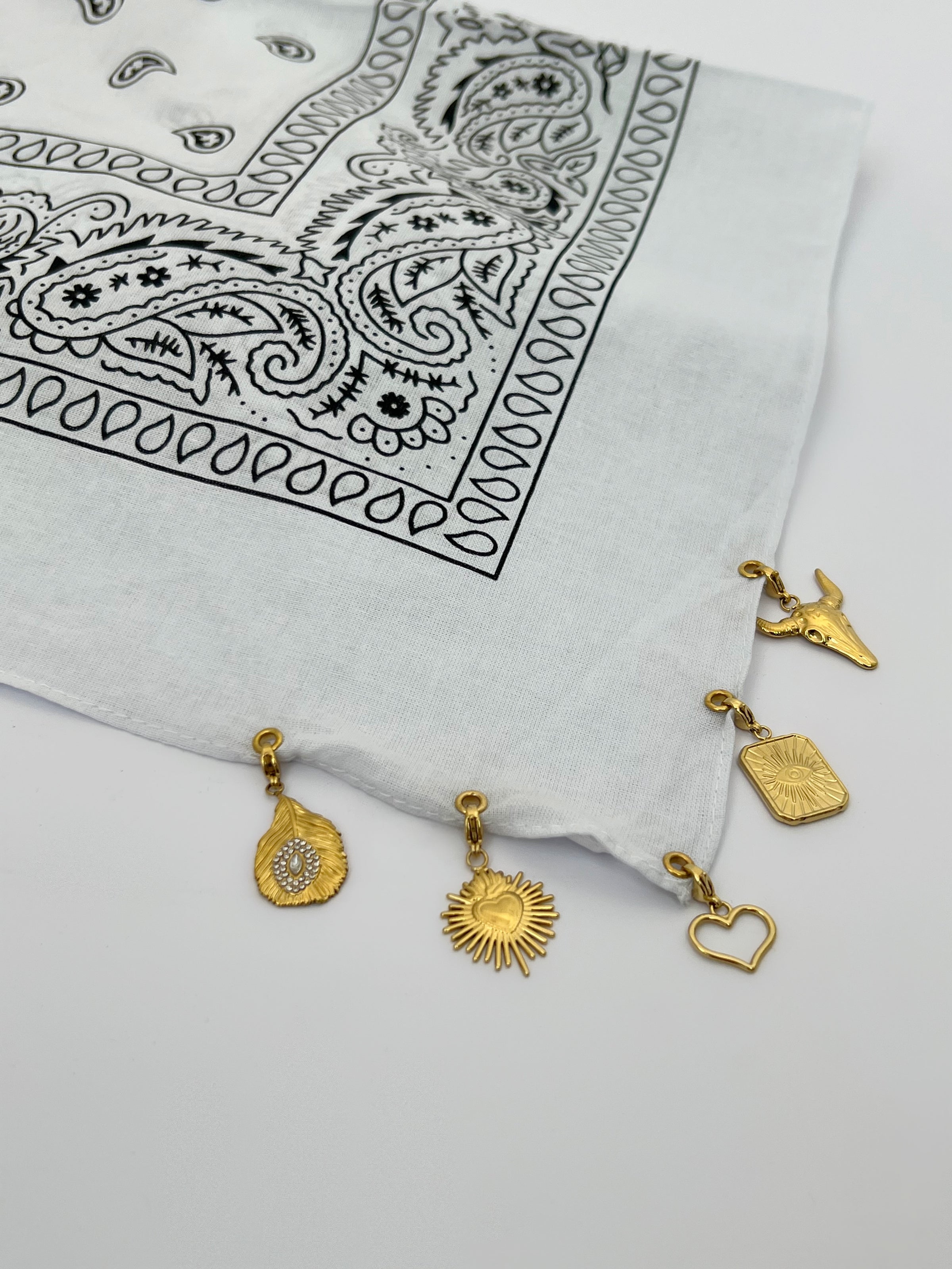 White charm scarf: Chamy